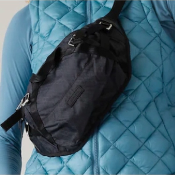 Athleta EXCURSION LARGE BELT BAG NWT - Picture 3 of 10